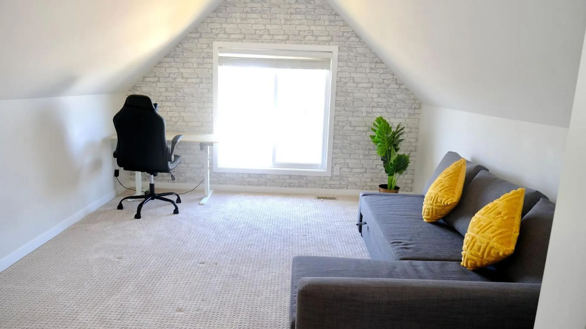 Holiday home Mahogany Loft Retreat - 3 Story Home Calgary Canada