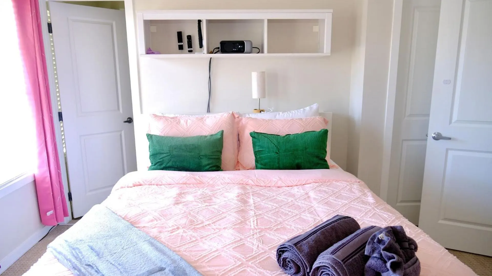 Holiday home Mahogany Loft Retreat - 3 Story Home Calgary