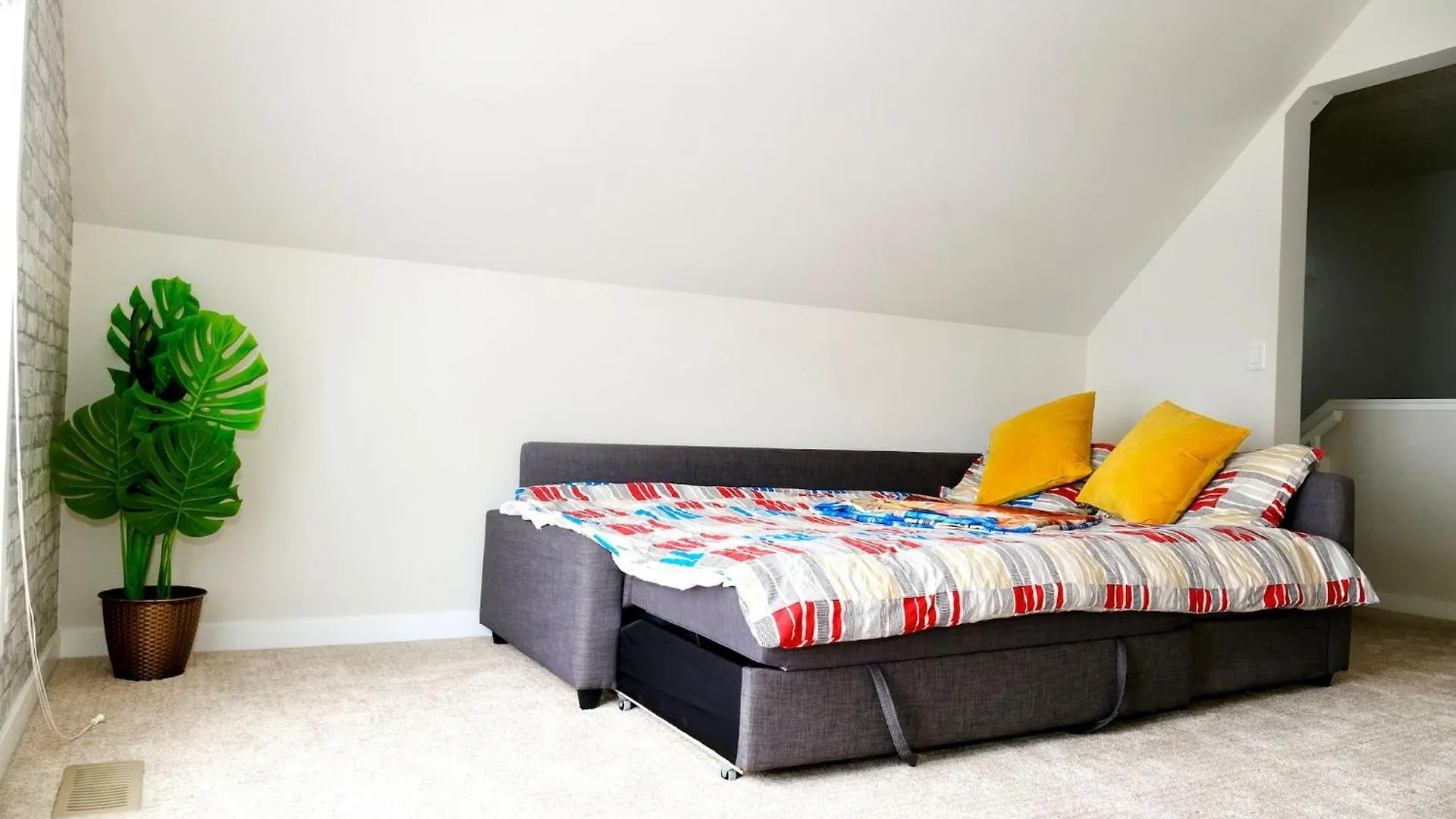 Mahogany Loft Retreat - 3 Story Home Calgary Holiday home