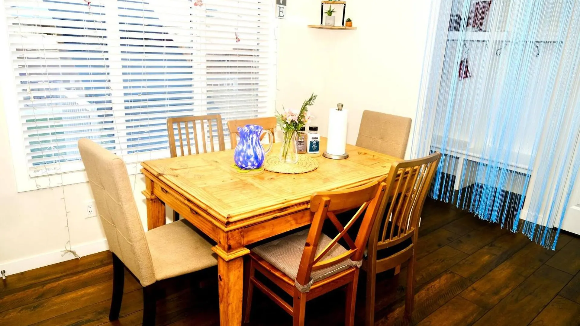 Mahogany Loft Retreat - 3 Story Home YYC 0*,  Kanada