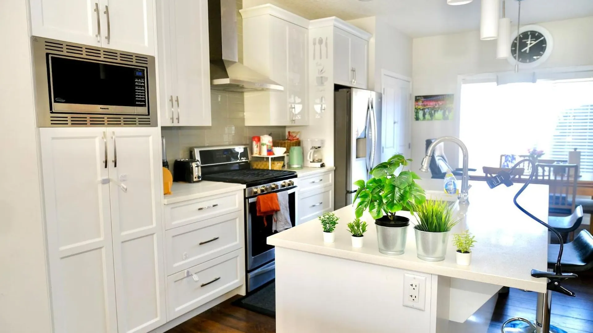 Mahogany Loft Retreat - 3 Story Home YYC