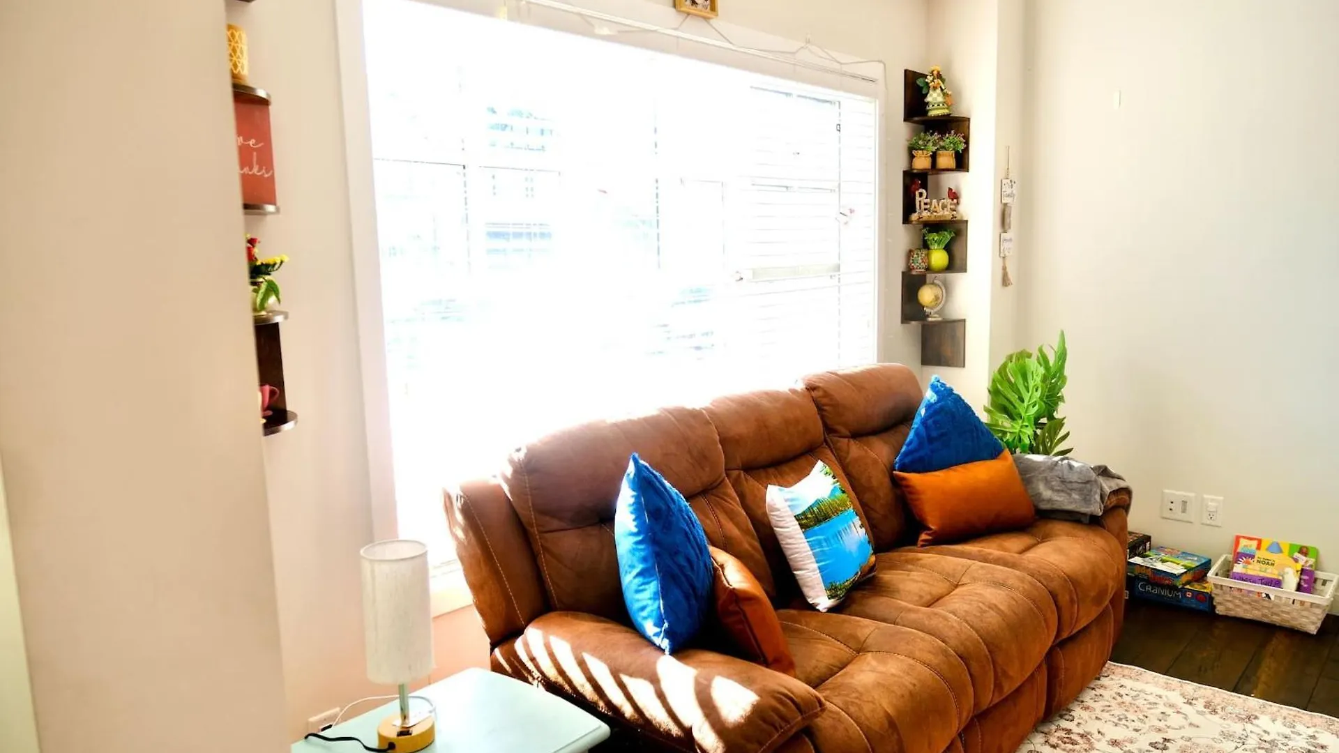 Mahogany Loft Retreat - 3 Story Home YYC Kanada
