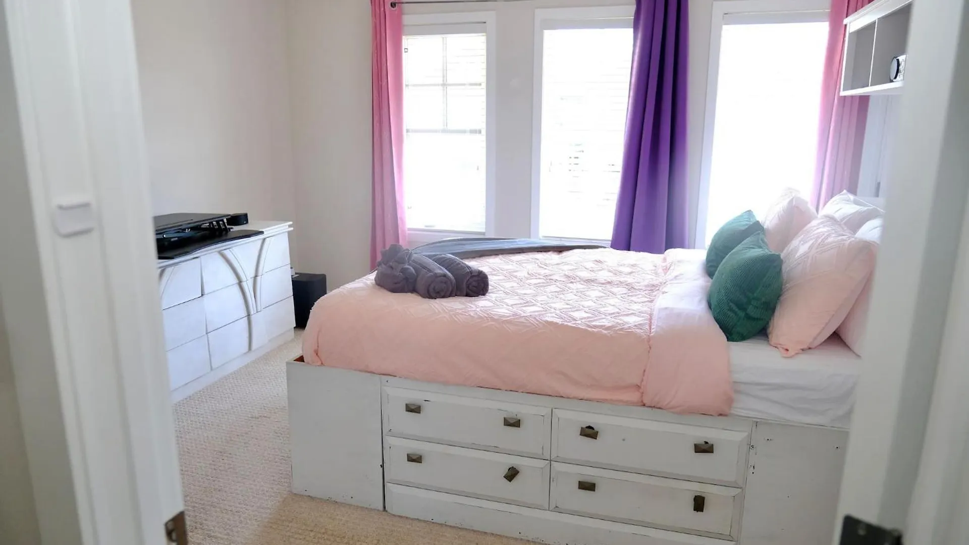 Mahogany Loft Retreat - 3 Story Home YYC